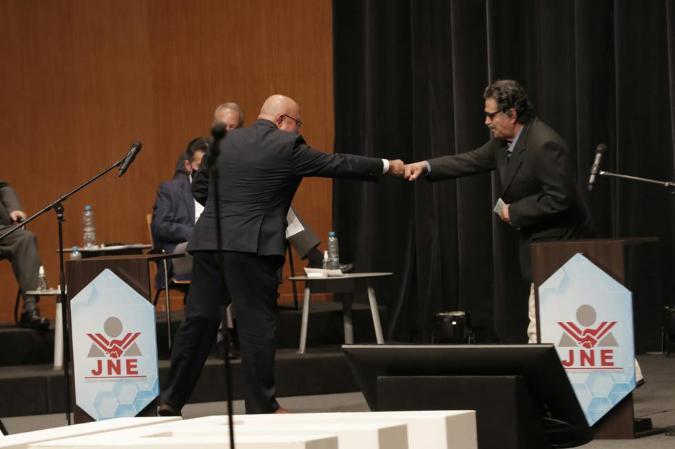 Carlos Bruce y Andrés Alencastre despidiéndose luego de exponer sus propuestas. | Foto: GEC