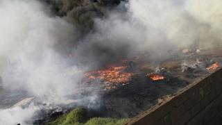 Trujillo: Gigantesco incendio arrasa con local en campiña de Moche