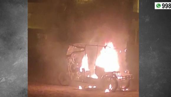Vecinos del AA.HH. ‘20 de Enero’ en San Juan de Lurigancho quemaron el mototaxi de delincuentes que intentaron asaltar a policía de civil. (Captura: América Noticias)
