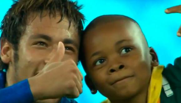 Neymar cargó y se tomó fotos con niño sudafricano que ingresó a la cancha