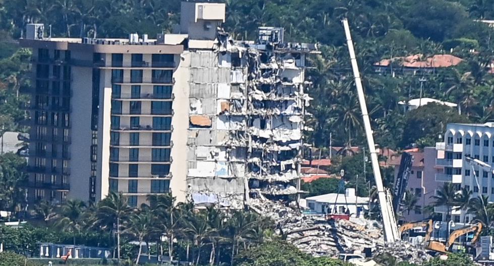 Se ven grúas en un edificio parcialmente derrumbado en Surfside, Florida, al norte de Miami Beach, el 27 de junio de 2021. (CHANDAN KHANNA / AFP).