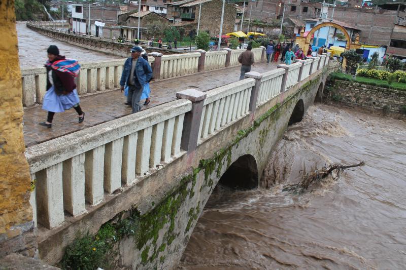 Puente colonial de Huancavelica a punto de colapsar por lluvias