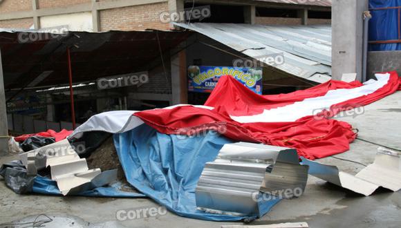 En mercado de Huancayo usan bandera como toldera 