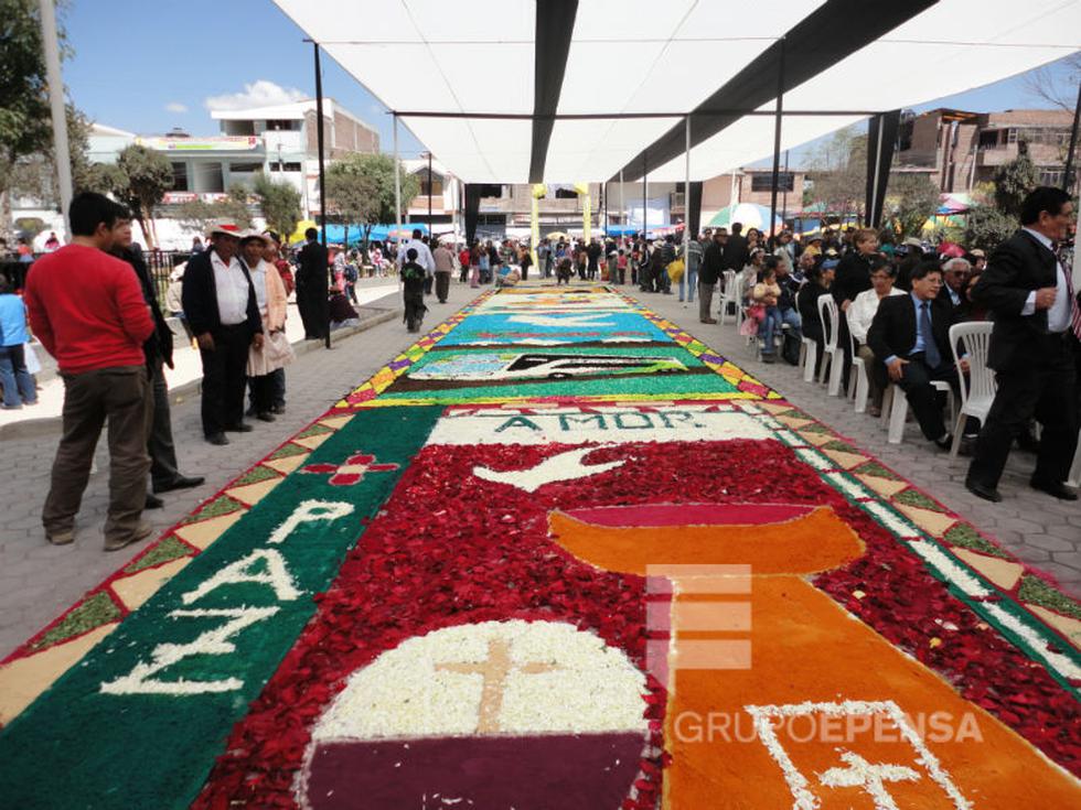 Con alfombras y tunantada, miles veneran a Santo Domingo de Guzmán 