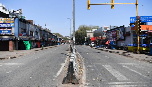 Fotografía de una calle desierta en las inmediaciones de la estación de ferrocarril de Nueva Delhi en India, el 25 de marzo de 2020. (AFP).
