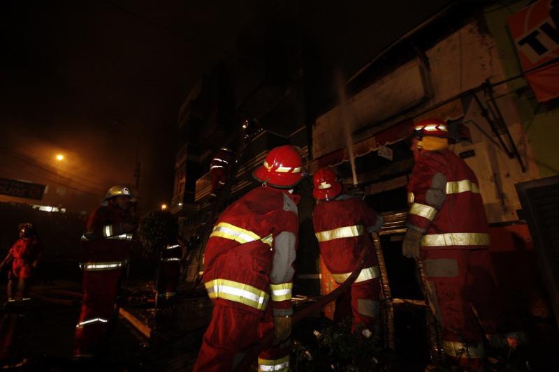 Incendio consumió galería en el Cercado