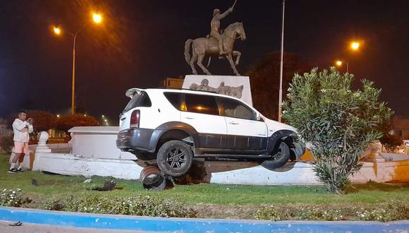 Camioneta con placa de rodaje chilena quedo en medio del óvalo de Pocollay tras despiste por conductor en ebriedad.