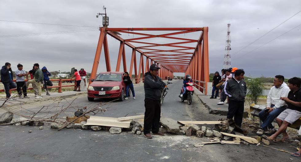 Pescadores bloquean puentes en Sechura