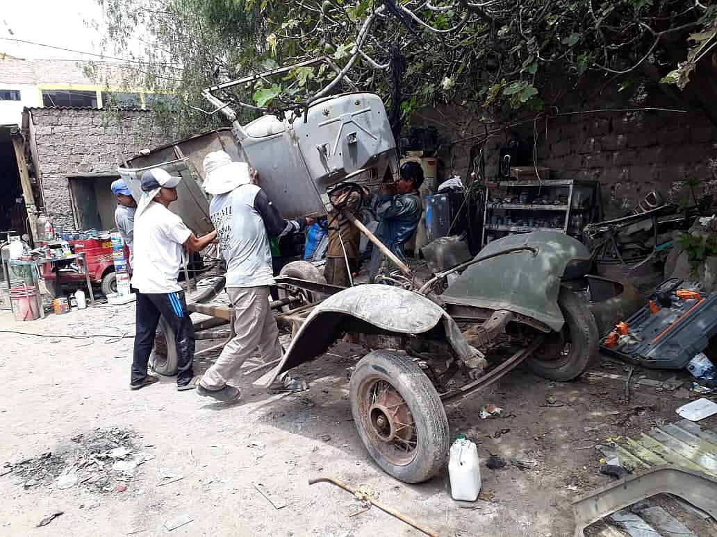 El primer coche que llegó a Ayacucho es reparado