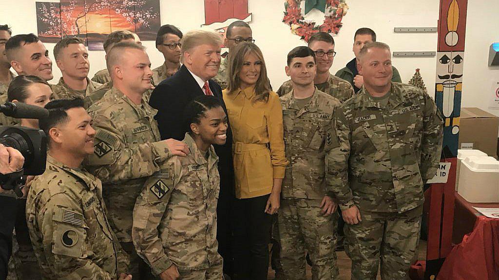 Donald Trump y su esposa visitan a las tropas estadounidenses en Irak