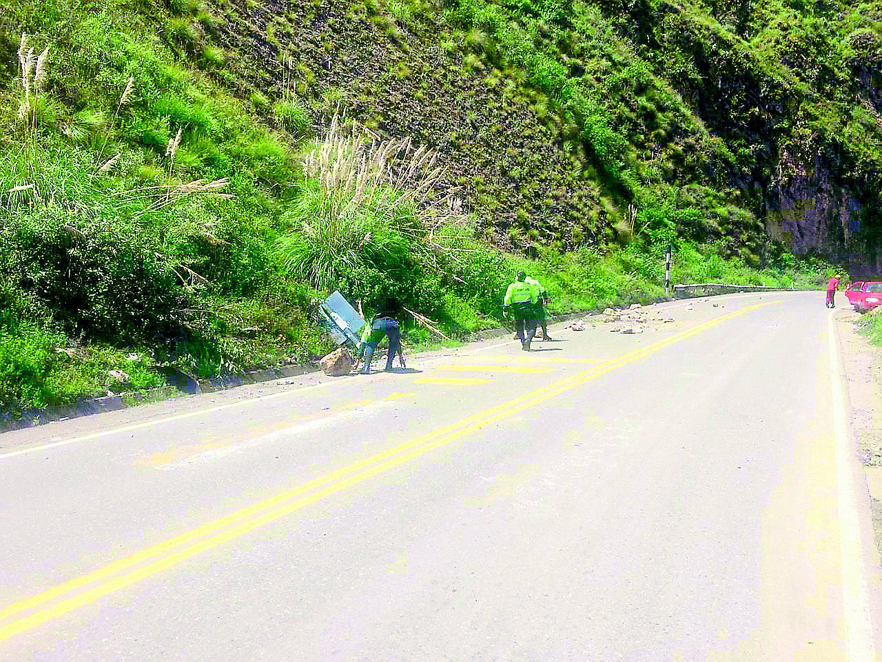 Pasajeros se salvan de milagro luego que cayeran piedras en vía de Pasco