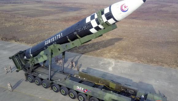 El nuevo misil balístico intercontinental (ICBM) de Corea del Norte "Hwasong Gun 17", antes de su lanzamiento en el Aeropuerto Internacional de Pyongyang.(Foto de KCNA VIA KNS / AFP)