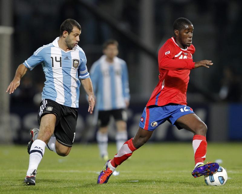 Jugador de Costa Rica compró 500 figuras del álbum del Mundial y no se encontró