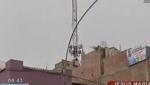 Jesús María: Denuncian a vecina que colocó antena telefónica en su techo