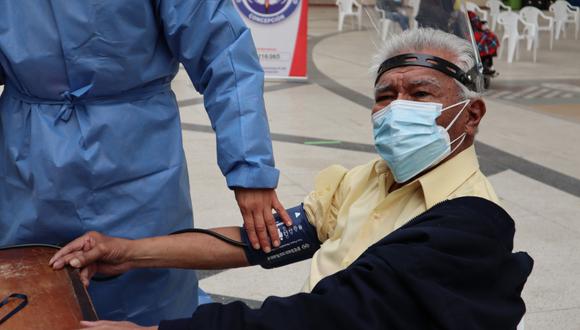 "El alcalde más honesto" de Huancayo recibió vacuna