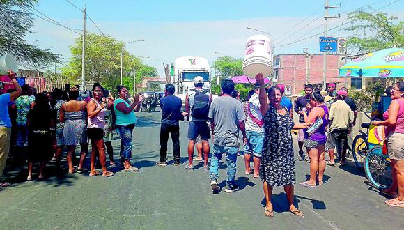 Moradores de Cossío del Pomar bloquean la vía para exigir mejor servicio de agua