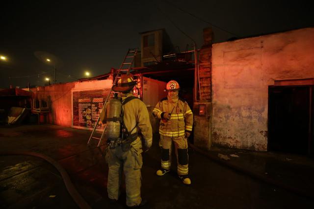 Incendio dejó varias viviendas afectadas en el Cercado de Lima. Foto: César Bueno/GEC