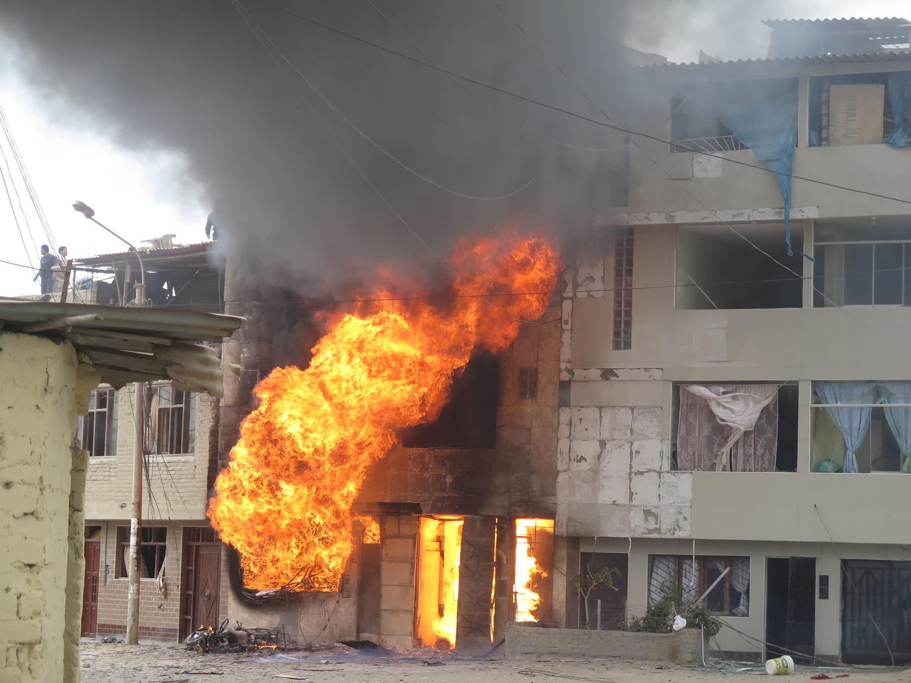 Tres fallecidos deja explosión de distribuidora de gas