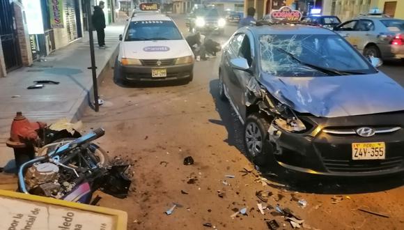 Motocicleta se estrelló contra taxi estacionado en la calle General Varela