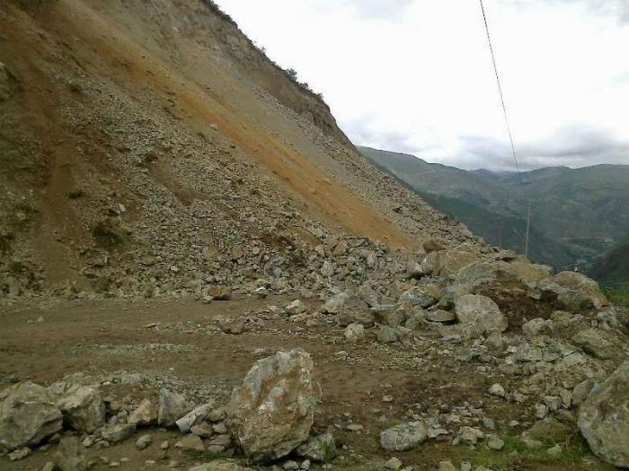 Limpian carretera que une a 4 distritos