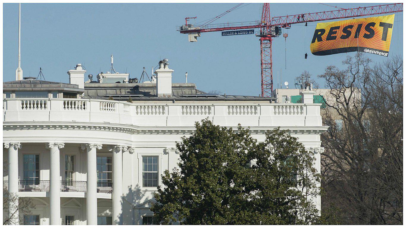 ​Donald Trump: se suben a grúa para protestar contra políticas ambientales (VIDEO)