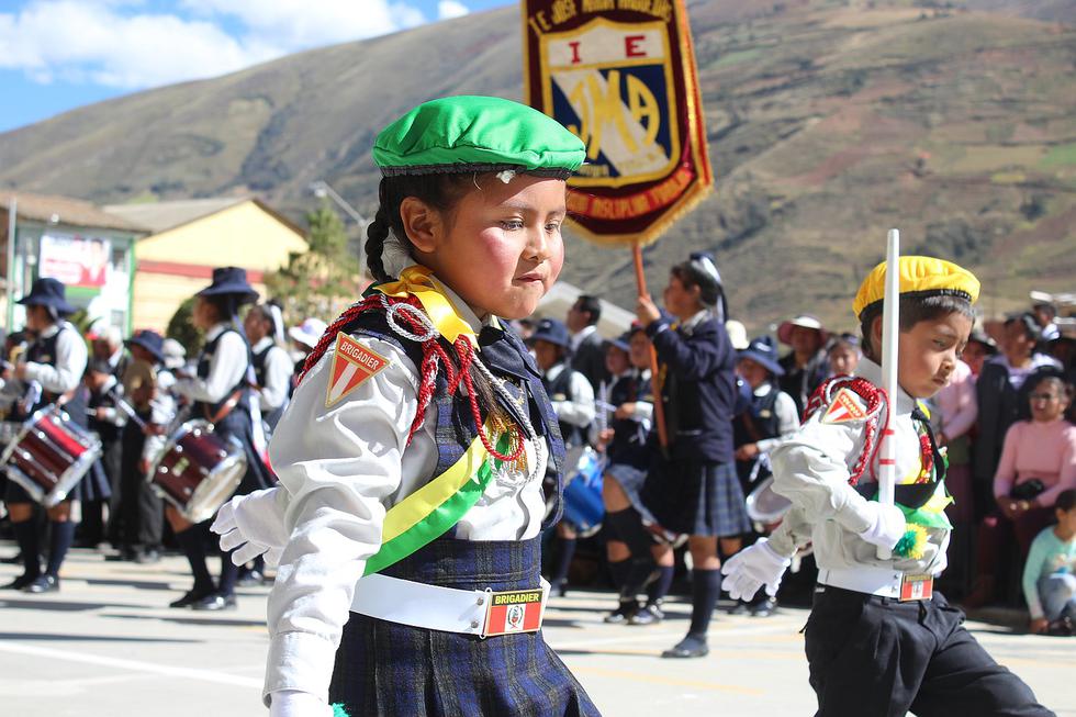 ​Niños visten camiseta peruana y escolta luce de rojo y blanco en desfile (FOTOS)