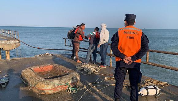 Remueven escombros del muelle de Negritos para buscar los cuerpos de los pescadores desaparecidos