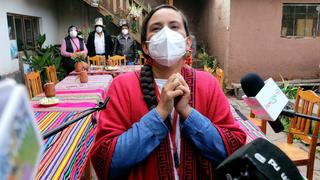 Verónika Mendoza retorna a Lima luego de sufragar en Cusco (FOTOS)