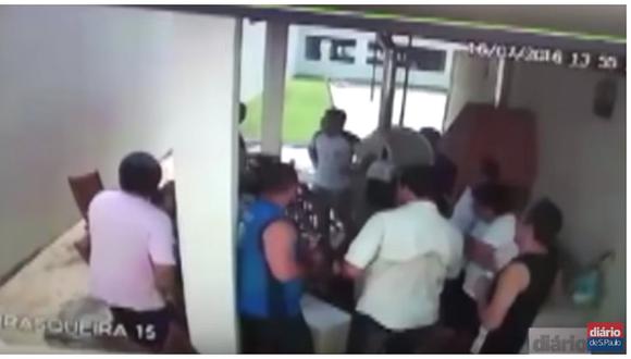 YouTube: Explosión de cloaca asusta a familia que cocinaba en su patio (VIDEO)