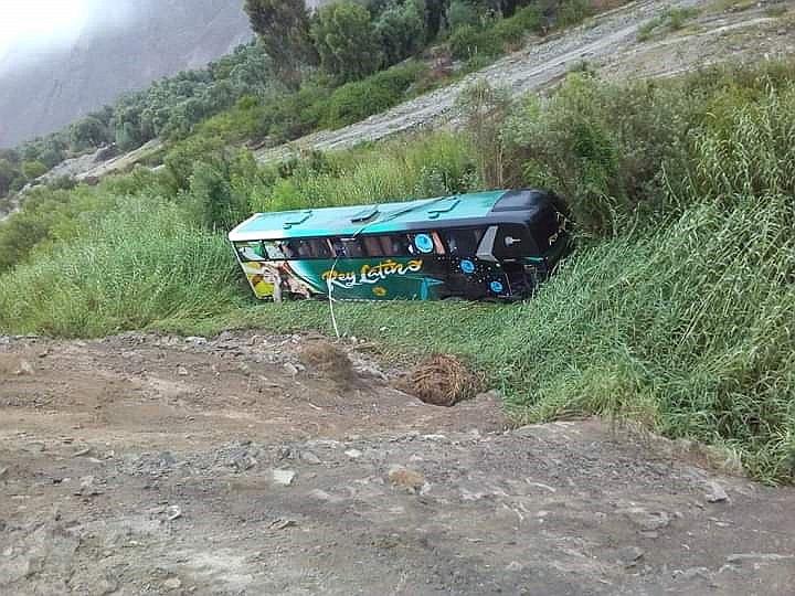 Bus de Rey Latino sufre volcadura y deja 22 heridos en Chaparra