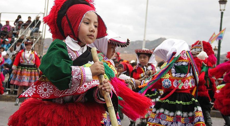 Desfile de danzas típicas de alumnos del nivel primario hoy en Cusco