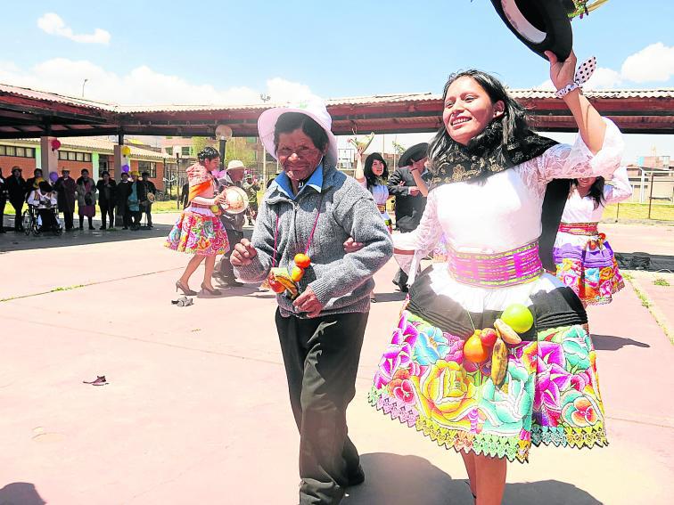 Ancianos de albergue celebran su día bailando "caballito de palo" (VIDEO)
