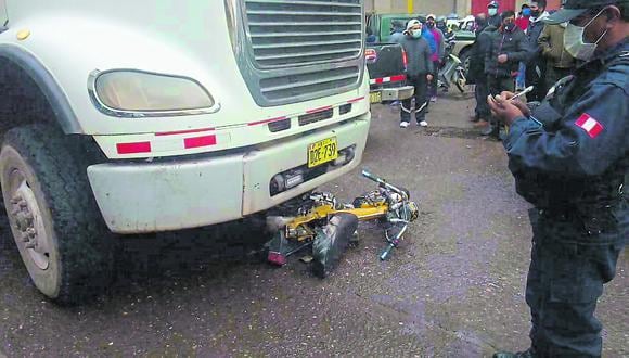 Puno: La policía y el representante del Ministerio Público hallaron la motocicleta debajo de la llanta delantera del carro. (Foto: PNP)