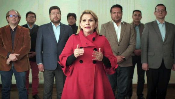 La presidenta interina de Bolivia, Jeanine Áñez, anunciando su retiro de la carrera presidencial un mes antes de las elecciones en La Paz, Bolivia, el 17 de septiembre de 2020. (Foto de la Presidencia de Bolivia / AFP)