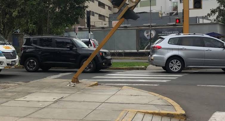 Menor caminaba por las avenidas Javier Prado y Guardia Civil cuando un semáforo le cayó en la cabeza. (Foto referencial)