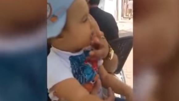 YouTube: ​Mal padre hace fumar y tomar cerveza a su hijo (VIDEO)