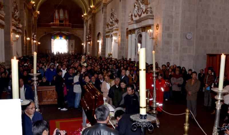 Puno despide con congoja al padre Pepe Loits