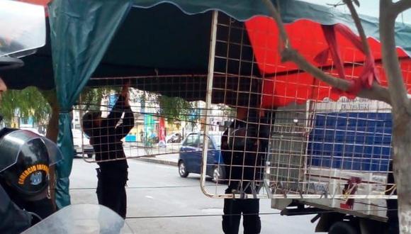 Retiran toldos de comerciantes ambulantes de la avenida España (FOTO) 