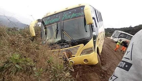 Piura: Bus queda al borde del abismo y 30 pasajeros se salvan de morir