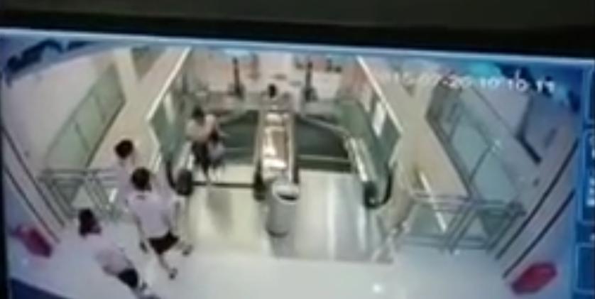 ¡Espeluznante! Mujer muere al ser «tragada» por una escalera mecánica (VIDEO)