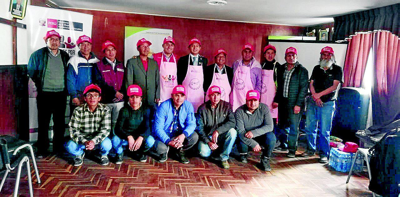 ​Autoridades de Cajas con mandiles rosados contra el abuso sexista