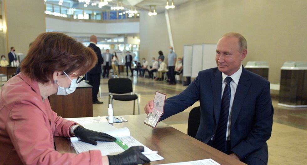 El presidente de Rusia, Vladmir Putin, ejerce su voto este miércoles. (Alexey DRUZHININ / SPUTNIK / AFP).