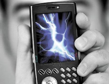 ¿Sabes por qué los celulares son peligrosos durante una tormenta eléctrica?