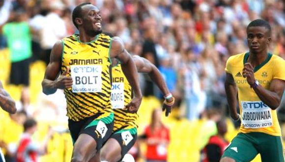 Usain Bolt sonríe a rival cuando corría los 200 metros
