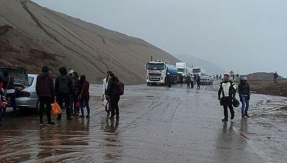 Huaico bloquea la carretera Costanera en Tacna