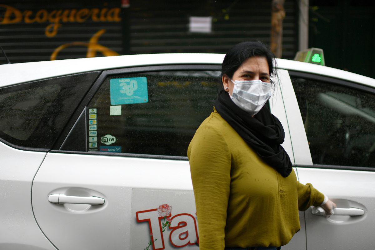La taxista Nuria Castro Sebelon posa junto a su automóvil en Madrid durante un cierre nacional para evitar la propagación del nuevo coronavirus. (Foto: AFP/Gabriel Bouys)
