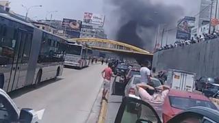 Surquillo: auto se incendió en la Vía Expresa (VIDEO) 