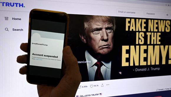 La cuenta de Twitter suspendida del expresidente de los Estados Unidos, Donald Trump, se muestra en un teléfono móvil con la página de Trump's Truth en el fondo en Washington, DC. (Foto de OLIVIER DOULIERY / AFP)