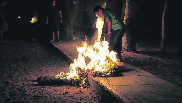 Piura: Familias piuranas realizaron tradicional quema de muñecos