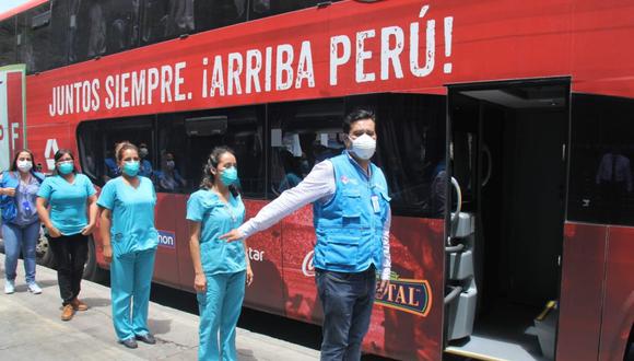 Bus de la selección peruana transportó a héroes de la salud por la pandemia